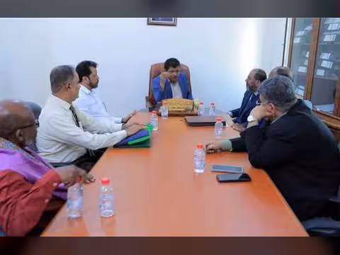 امين محلي المهرة يناقش مع قيادة جامعة المهرة أوضاعها المالية وتأخر صرف المستحقات