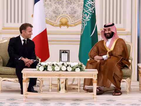 قراءة في أبعاد زيارة الرئيس الفرنسي للسعودية..من الأمن والدفاع إلى رؤية 2030