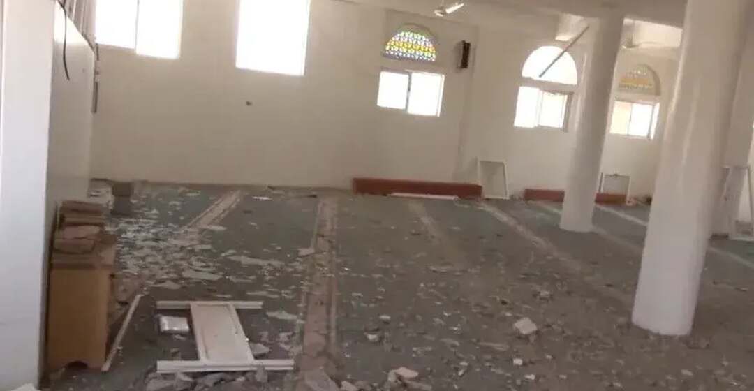أضرار مادية كبيرة جراء قصف حوثي يستهدف مسجداً ومدرسة جنوبي تعز