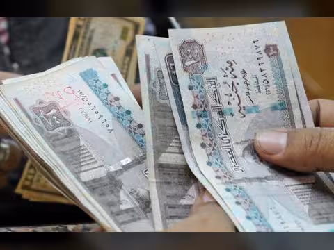 استطلاع لرويترز: تحسن آفاق النمو الاقتصادي في مصر مع توقعات بتراجع الجنيه أمام الدولار