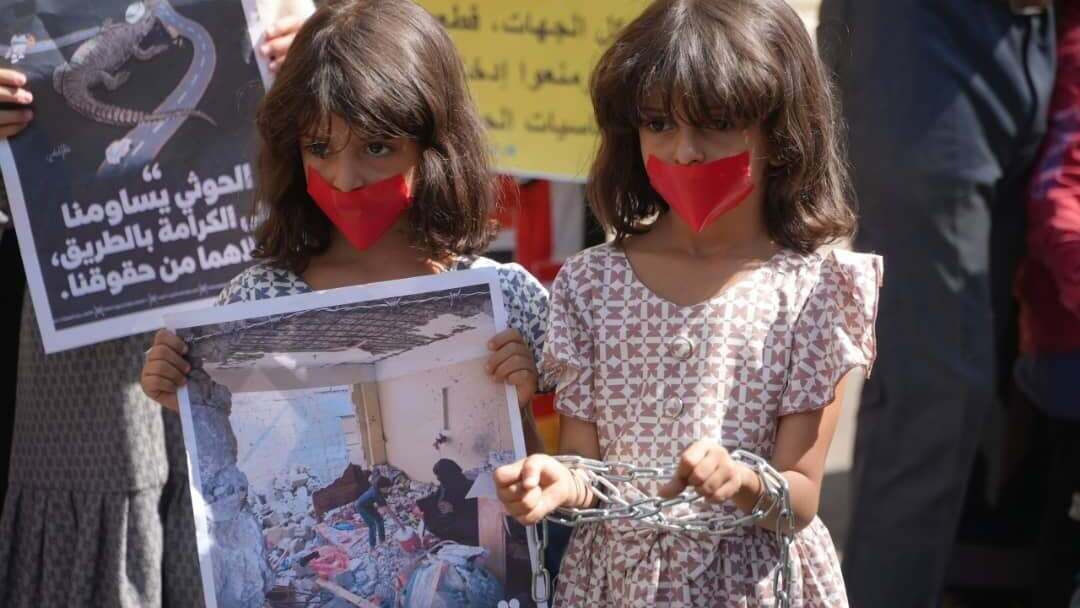 وقفة احتجاجية في تعز تطالب برفع الحصار الحوثي وتحذر من كارثة إنسانية وصحية