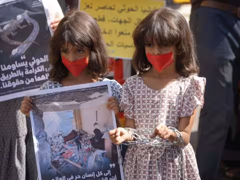 وقفة احتجاجية في تعز تطالب برفع الحصار الحوثي وتحذر من كارثة إنسانية وصحية