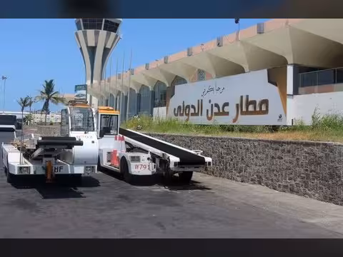 وزارة النقل تدين استهداف الحوثيين لمطار عدن للمرة السادسة وتحذر من كارثة جوية
